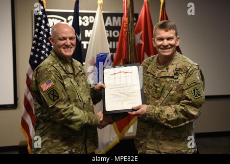 Us-Armee Generalleutnant Jeffrey S. Buchanan, US-Armee Nord (fünfte Armee) Commander, präsentiert die Armee Superior Unit Award der US-Armee Generalmajor Glenn A. Bramhall, 263Rd Armee Luft- und Raketenabwehr Befehl (AAMDC) Commander im Namen der 263Rd AAMDC, South Carolina Army National Guard, bei einem Besuch in der Zentrale in Anderson, South Carolina, Feb 9, 2017. (US Army National Guard Foto: Staff Sgt. Roby Di Giovine) Stockfoto