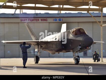 Eine F-35 eine geflogen von Oberstleutnant Nakano, Japan Air Verteidigung-kraft nationalen Vertreter Pilot zu Luke, bereitet Feb 7 Auf seine erste Solo sortie bei Luke Air Force Base, Ariz (USA abzuweichen. Air Force Foto von Tech. Sgt. Louis Vega Jr.) Stockfoto