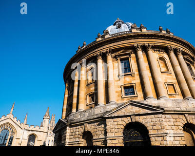 Radcliffe Camera Reference Library, mit All Souls College im Hintergrund, Universität Oxford, Radcliffe Square, Oxford, Oxfordshire, England.
