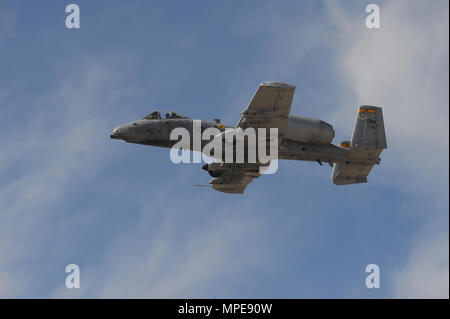 Ein US Air Force C A-10 Thunderbolt II fliegt über Zuschauer während der Heritage Flight 2017 Schulung und Zertifizierung Kurs an der Davis-Monthan Air Force Base, Ariz., Feb 11, 2017. Die moderne Flugzeuge, die in der diesjährigen HFTCC teilnahmen, waren die F-35 Lightning II, der F-22 Raptor, F-16 Fighting Falcon und die A-10 Thunderbolt II C Die historische Flugzeuge enthalten die P-51 und T-51 Mustangs, die P-40 Warhawk die P-38 Lightning, die P-47 Thunderbolt, den T-33 Shooting Star und der F-86 Sabre. (U.S. Air Force Foto von älteren Flieger Ashley N. Steffen) Stockfoto