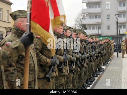 Soldaten zugewiesen 35 polnischen Luftverteidigung Squadron stand auf der Position der Aufmerksamkeit während eines der zentralen Feier die amerikanischen Truppen zu 64th Brigade Support Bataillon zugeordnet willkommen zu heißen, 3. gepanzerte Brigade Combat Team, 4 Infanterie Division Skwierzyna, Polen, 12.02.2017. Die 3-4 ABCT's Ankunft markiert den Beginn der back-to-back Drehungen von gepanzerten Brigaden in Europa als Teil der Operation "Atlantic lösen. Diese Drehung wird Abschreckung Fähigkeiten in der Region verbessern, verbessern die US-Fähigkeit, potenzielle Krisen zu reagieren und Verbündete und Partner in der Europäischen Gemeinschaft zu verteidigen. Us-Kraft Stockfoto