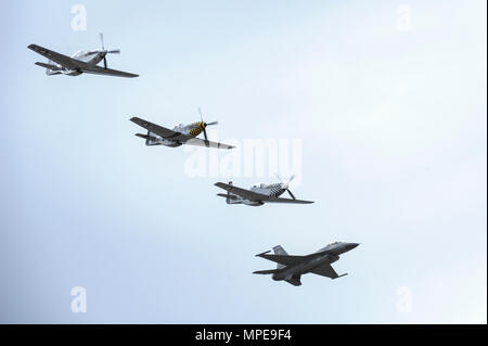 Ein US Air Force F-16C Fighting Falcon, zwei P-51 Mustangs und eine TF-51 Mustang fliegen in Formation während der Heritage Flight 2017 Schulung und Zertifizierung Kurs an der Davis-Monthan Air Force Base, Ariz., Feb 12, 2017. Die historische Flugzeuge enthalten die P-51 und T-51 Mustang, die P-40 Warhawk die P-38 Lightning, die P-47 Thunderbolt, den T-33 Shooting Star und der F-86 Sabre. (U.S. Air Force Foto von Airman 1st Class Mya M. Crosby) Stockfoto