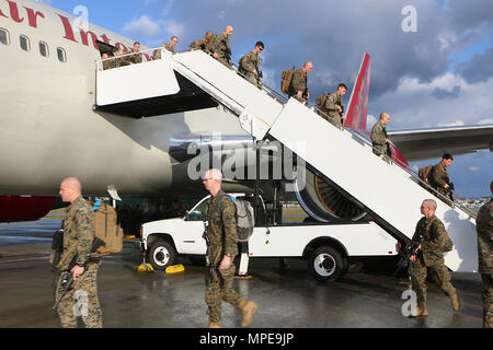 Marines aus 3D-Bataillon, 8 Marine Regiment de-in ein Flugzeug steigen und für den Transport ins Lager Schwab bereiten, nachdem bei Kadena Air Base ankommen für die Einheit Deployment Program in Okinawa, Japan 12.02.2017. Die Einheit ist von Camp Lejeune in North Carolina und ist jetzt zu 4. Marine Regiment, 3d Marine Division, III Marine Expeditionary Force, während in der Indo-Asia bereitgestellt - Pazifik Region. Stockfoto