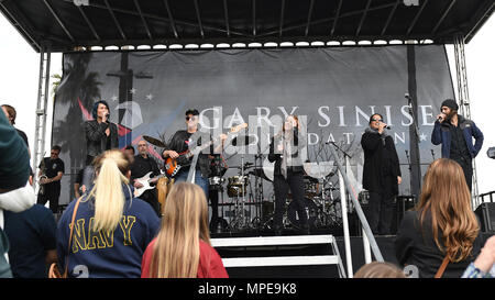 170211-N-CM 227-027 (Feb. 11, 2017) SAN DIEGO - Gary Sinise und der Lieutenant Dan Band durchführen, während die vierte jährliche Spirit Festival am Naval Medical Center San Diego. Die Gary Sinise Foundation will, um die verletzten Krieger und ihre Familien das Bewusstsein und die Unterstützung zu holen. (U.S. Marine Foto von Mass Communication Specialist 1. Klasse Marie A. Montez/Freigegeben) Stockfoto