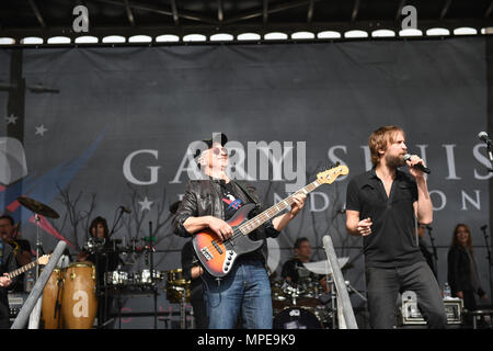 170211-N-CM 227-049 (Feb. 11, 2017) SAN DIEGO - Gary Sinise und der Lieutenant Dan Band durchführen, während die vierte jährliche Spirit Festival am Naval Medical Center San Diego. Die Gary Sinise Foundation will, um die verletzten Krieger und ihre Familien das Bewusstsein und die Unterstützung zu holen. (U.S. Marine Foto von Mass Communication Specialist 1. Klasse Marie A. Montez/Freigegeben) Stockfoto