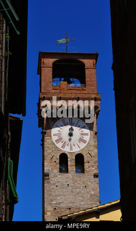 Lucca mittelalterliche Torre delle Ore' (Uhrturm), aus einem zu engen Straße im historischen Zentrum der Stadt gesehen Stockfoto