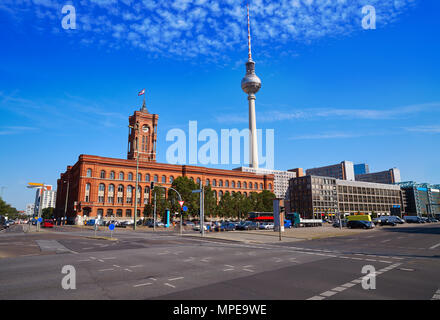 Berlin Spandauer Straße mit Rotes Rathaus und Berlinen Fernsehturn Fernsehturm Stockfoto