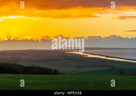 Sonnenaufgang über St Catherine's Kapelle, Chesil Beach, die Flotte und Portland von Abbotsbury Hill, Dorset, England, Vereinigtes Königreich, Europa Stockfoto