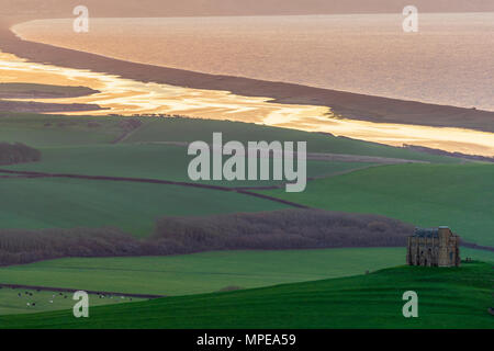 Sonnenaufgang über St Catherine's Kapelle, Chesil Beach, die Flotte und Portland von Abbotsbury Hill, Dorset, England, Vereinigtes Königreich, Europa Stockfoto