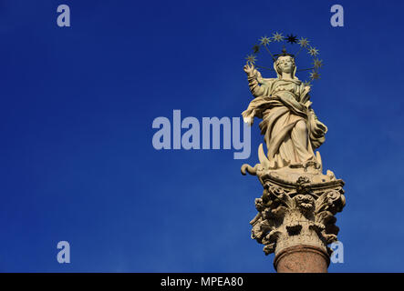 Statue der Jungfrau Mary der Sterne Zerkleinern von Drachen und Crescent am oberen Rand eine alte Spalte im historischen Zentrum von Lucca, errichtet im Jahr 1687 (mit Stockfoto