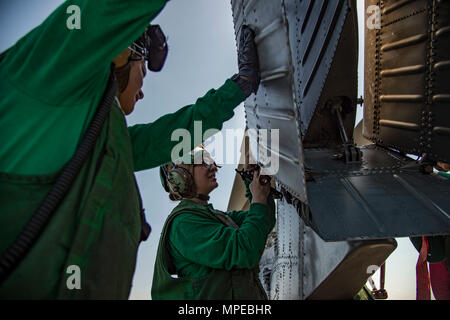 170209-N-OS 569-061 ATLANTIK (Feb. 9, 2017) Aviation Elektriker Mate's 3.Klasse Dealba Manzanite, rechts, und Luftfahrt strukturellen Mechaniker Airman Mileika Miki, Wartung auf einem MH-60S Sea Hawk Hubschrauber zum Drachen Wale von Hubschrauber Meer Combat Squadron (HSC) 28 auf dem Flugdeck der Flugzeugträger USS Dwight D. Eisenhower (CVN 69) (IKE). Ike ist derzeit Flugzeugträger Qualifikationen während der lebenserhaltung Phase des optimierten Flotte Notfallplan (OFRP). (U.S. Marine Foto von Mass Communication Specialist Seaman Zach Sleeper) Stockfoto