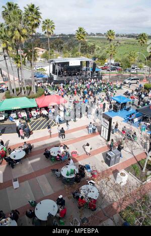 170211-BB 534-933 SAN DIEGO (Feb. 11, 2017) Der Lieutenant Dan Band tritt am fünften jährlichen unbesiegbaren Geist Festival in Naval Medical Center San Diego. Das Festival wurde von der Gary Sinise Stiftung verletzte Krieger zu unterstützen, ihre Angehörigen und Betreuungspersonen. (U.S. Marine Foto von Petty Officer 1st Class Elizabeth Merriam / freigegeben) Stockfoto