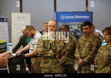 Kol. Rob Parker, Kommandant der 5. Signal (Theater), hört eine Einweisung von einem Verkäufer an der USAG Wiesbaden Tech Expo, Feb 7, 2017 Clay Kaserne. (U.S. Armee Foto: Staff Sgt. Brian M. Cline) Stockfoto