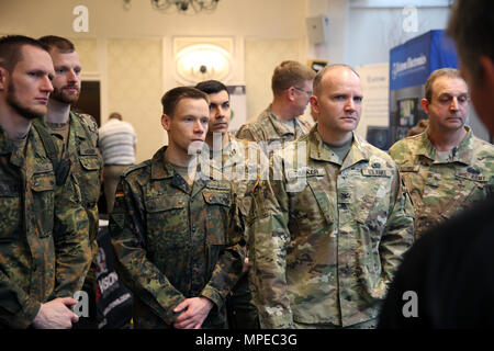 Kol. Rob Parker, Commander, 5th Signal Command (Theater), und eine deutsche Armee Signal Officer hören Sie ein Briefing von einem Verkäufer an der USAG Wiesbaden Tech Expo, Feb 7, 2017 Clay Kaserne. (U.S. Armee Foto: Staff Sgt. Brian Cline) Stockfoto