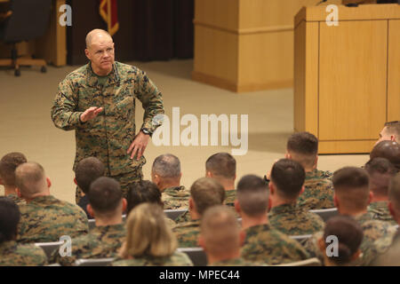 Kommandant des Marine Corps Gen. Robert B. Neller spricht Marines zu Task Force Südwesten in Camp Lejeune, N.C., 13.02.2017, vergeben. "Das ist eine sehr, sehr schwierige Mission", sagte Neller, bezieht sich auf die Rolle der Einheit in einer bevorstehenden Einsatz in der Provinz Helmand, Afghanistan. "Wenn jemand das dynamische ändern können, ist es uns. Es ist Sie." Task Force Südwesten besteht aus etwa 300 Marines, und wird voraussichtlich im Frühjahr, wo Sie trainieren wird, beraten und die nationale afghanische Armee 215 Corps 505th Zone der Nationalen Polizei Unterstützung bereitzustellen. (U.S. Marine Corps Foto von Sgt. Lucas Hop Stockfoto