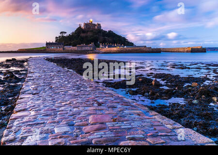 Der Damm nach St. Michael's Mount, Marazion, Cornwall, England, Vereinigtes Königreich, Europa. Stockfoto