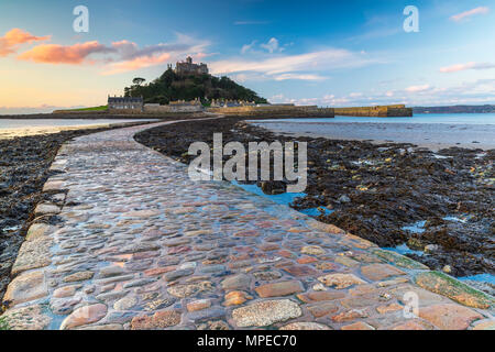 Der Damm nach St. Michael's Mount, Marazion, Cornwall, England, Vereinigtes Königreich, Europa. Stockfoto