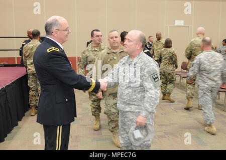 Brig. Gen. Thomas S. Evans, stellvertretender Kommandierender General des 80 Ausbildung Befehl, sagt Auf Wiedersehen zu Master Sgt. Jeff Constantine, der 80 th Systems Integration Management Office, bei Evans' Retirement Zeremonie an der Defense Supply Center in Richmond, Virginia, Jan. 11, 2017. (Foto durch Master Sgt. Stacey Everett, 80th Ausbildung Befehl Hauptsitz und Sitz der Firma) Stockfoto