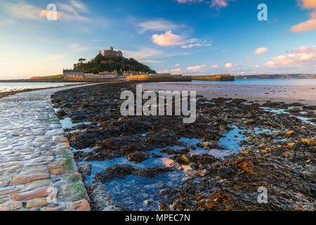 Der Damm nach St. Michael's Mount, Marazion, Cornwall, England, Vereinigtes Königreich, Europa. Stockfoto