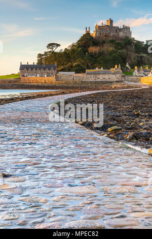 Der Damm nach St. Michael's Mount, Marazion, Cornwall, England, Vereinigtes Königreich, Europa. Stockfoto