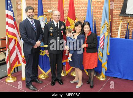 Brig. Gen. Thomas S. Evans, stellvertretender Kommandierender General des 80 Ausbildung Befehl, stellt für Bilder mit seiner Familie in seinem Ruhestand Zeremonie an der Defense Supply Center in Richmond, Virginia, Feb.11, 2017 statt. (Foto durch Master Sgt. Stacey Everett, 80th Ausbildung Befehl Hauptsitz und Sitz der Firma) Stockfoto