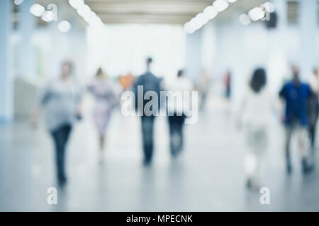 unscharfen Hintergrund zu abstrahieren: Menschen drängen sich am terminal Department am Flughafen mit Bokeh Licht. Stockfoto