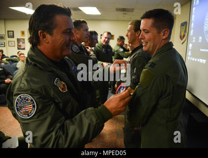 Ein Pilot der US Air Force F-16 Viper Demonstration Team erhielt seinen Heritage Flight Patch, nachdem er den Heritage Flight Training Kurs auf der Davis-Monthan Air Force Base in Arizona absolviert hatte. Der Kurs trainierte Militär- und Zivilpiloten in enger Formation, die mit dem Zweiten Weltkrieg, Vietnam und modernen Kampfflugzeugen flogen. Der Abschluss des Kurses wird durch die Verleihung des Kulturerbes und die Anerkennung von Kenntnissen, Luftfahrtauglichkeit und Kenntnissen über historische und zeitgenössische Kampfflugzeuge der US Air Force gekennzeichnet. Stockfoto