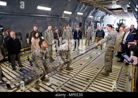 Airman 1st Class Taysean Ritter, Cargo handler und Master Sgt. Arnold Ogle, Rampe Supervisor, die sowohl für die 436Th Squadron Antenne Port zugewiesen, auf einem Cargo strap Das Verfahren verwendet eine Palette, auf eine C-5 M Super Galaxy Feb 8, 2017 zu veranschaulichen, Lift, in Dover Air Force Base, Del Staff Sgt. Russell Basile, 436Th APS Antenne Anschluss Disponenten, erklärt dieses Verfahren für die Mitglieder des Air Mobility Command "Aerial Hafen der Zukunft" Studie Team von Scott Air Force Base, Illinois die Super Port wurde als Modell für künftige Antenne Ports gewählt. (U.S. Air Force Foto von Roland Balik) Stockfoto