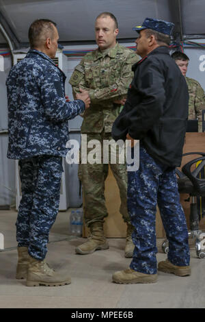 Us-Armee Oberstleutnant John Hawbaker, Kommandant der 1. Staffel, 73 Cavalry Regiment, 2nd Brigade Combat Team, 82nd Airborne Division, bespricht ISIS Taktik und Koalition Fähigkeiten mit irakischen Bundespolizei Personal allgemeine Beamten während ein wichtiger Führer Engagement an der Combined Joint Operations Center zu Qayyarah West Airfield, Irak, 10.02.2017. Die 2 BCT, 82nd Abn, Div., eingesetzt zur Unterstützung von Combined Joint Task Force-Operation inhärenten Lösen, ermöglicht ihre irakischen Sicherheitskräfte Partnern durch das beraten und unterstützen die Mission, Beitrag Planung, Intelligenz Sammlung und Analyse, Stockfoto