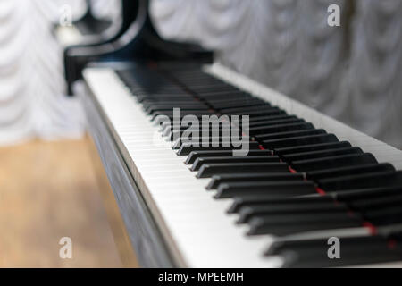 Piano keys close-up, ausgewählte konzentrieren. Nahaufnahme der schwarzen Klaviertasten, ausgewählte konzentrieren. Stockfoto