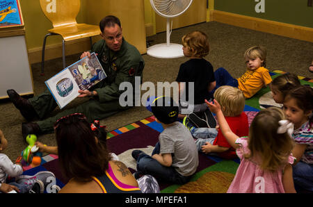 Us Marine Corps Maj. Benjamin D. Apple, das Operations Officer für Marine Fighter Training Squadron 401 (VMFT-401), außerhalb des Marine Corps Air Station Yuma, Ariz stationiert, liest 'Violett Pilot', einer Luftfahrt - themed Buch der Kinder zu Familien im Yuma County Library, Mittwoch, Februar 15, 2017. (U.S. Marine Corps Foto von Lance Cpl. Christian Cachola/Freigegeben) Stockfoto