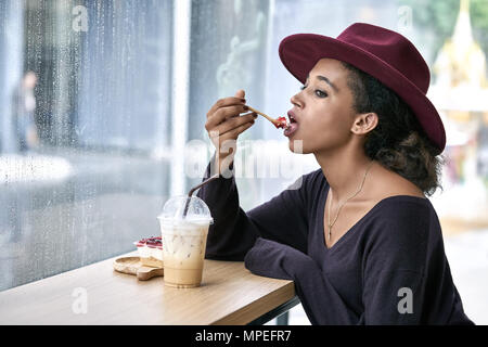 Schöne Mädchen im Cafe Stockfoto