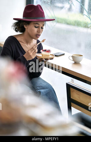 Schöne Mädchen im Cafe Stockfoto