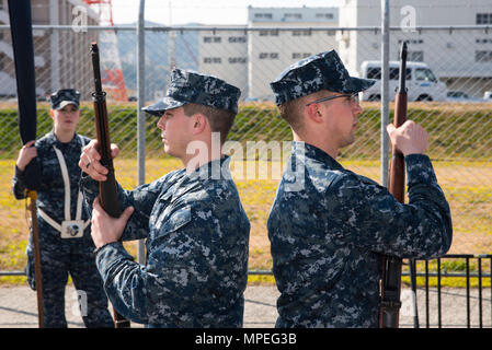 170216-N-XT 039-100 SASEBO, Japan (Feb. 16, 2017) Operations Specialist 2. Klasse Brendan Seehaver, rechts, von Canby, Erz. und Aviation Ordnanceman 2. Klasse Andrew Atchison, Mitte, von Belton, Texas, Proben Gewehr Koordinierung auf der Pier vor Amphibisches Schiff USS BONHOMME RICHARD (LHD6) während einer Räumungsübung Probe für eine bevorstehende Änderung der Befehl Zeremonie. Bonhomme Richard, Vorwärts- und Sasebo, Japan bereitgestellt, das eine schnelle Reaktionsfähigkeit im Falle eines regionalen Kontingenz oder Naturkatastrophe zur Verfügung zu stellen. (U.S. Marine Foto von Mass Communication Specialist S Stockfoto