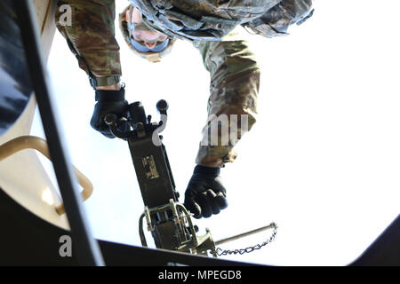 2. Lt Ryan Hobbs, Zugführer mit Alpha Company, 703Rd Brigade Support Battalion, 2nd Infantry Brigade Combat Team, 3rd Infantry Division, lädt eine .50 Kaliber Maschine Browning Pistole Februar 9, 2017 at Fort Stewart, Ga Soldaten mit montierten Waffen in der Vorbereitung für ein Bataillon Konvoi live qualifizierten - Feuer ausüben. (U.S. Armee Foto von SPC. Joshua Petke/freigegeben) Stockfoto