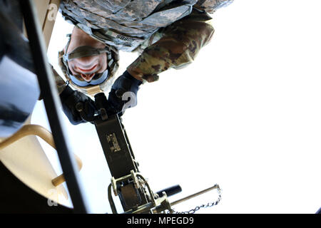 2. Lt Ryan Hobbs, Zugführer mit Alpha Company, 703Rd Brigade Support Battalion, 2nd Infantry Brigade Combat Team, 3rd Infantry Division, feuert eine .50 Kaliber Maschine Browning Pistole Februar 9, 2017 at Fort Stewart, Ga Soldaten mit montierten Waffen in der Vorbereitung für ein Bataillon Konvoi live qualifizierten - Feuer ausüben. (U.S. Armee Foto von SPC. Joshua Petke/freigegeben) Stockfoto