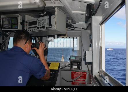 U.S. Coast Guard Mitglieder an Bord USCGC Galveston Island (WPB 1349) Patrouille offshore während des Betriebs Kohola Wächter in Maui, Hawaii, 14.02.2017. Betrieb Kohola Guardian ist eine kooperative Zusammenarbeit zwischen Bundes- und Partner der Buckelwal Bevölkerung Migration auf die Hawaiianischen Inseln zu schützen. (U.S. Coast Guard Foto von Petty Officer 2. Klasse Melissa E. McKenzie) Stockfoto