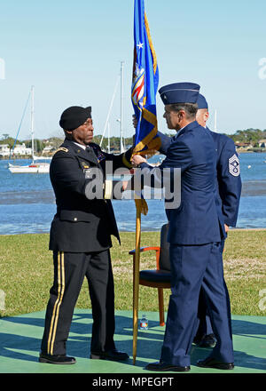 Us Air Force Brig. Gen. Brian Einfacher geht davon aus-Befehl als Assistant Adjutant General - Luft aus US Air Force Brig. Gen James O. Eifert in St. Augustine, Fla., am 10. Februar 2016. Eifert auch wurde in den Rang eines Major General nach dem Befehl als Teil der Förderung zu seiner neuen Aufgabe gefördert. (U.S. Air National Guard Foto von Tech. Sgt. Troy Anderson) Stockfoto