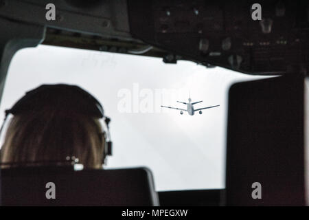 Maj. Jill Sliger, Direktor der Betriebe für die 79Th Air Refuelling Squadron, fliegt eine KC-10 Extender in Richtung zu einem anderen KC-10 während der Luftbetankung proficiency Training vor der Küste von Kalifornien 12.02.2017. Der Drill-Wochenende war ein Teil von Patriot Wyvern übung des 349 Air Mobility Wing, die betont Hands-on Job Skills Training. (U.S. Air Force Foto von Oberstleutnant Robert Couse-Baker) Stockfoto