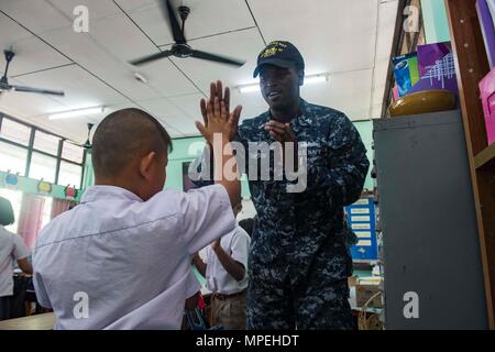 170214-N-GR 361-076 Rayong, Thailand (Feb. 14, 2017) US Navy Personal Specialist 1. Klasse Bobby Simpson spielt Patty Cake mit einem Studenten während eines kulturellen Austausch im Wat Samnak Thon Grundschule als Teil der Übung Cobra Gold 2017. Wie im letzten Jahr, Cobra Gold 2017 betont die Koordination bei den Civic Action, wie humanitäre Hilfe und Katastrophenhilfe, um regionale Kooperation und Zusammenarbeit in diesen wichtigen Bereichen zu erweitern. (U.S. Marine Foto von Mass Communication Specialist 2. Klasse Kaleb R. Heftklammern/Freigegeben) Stockfoto