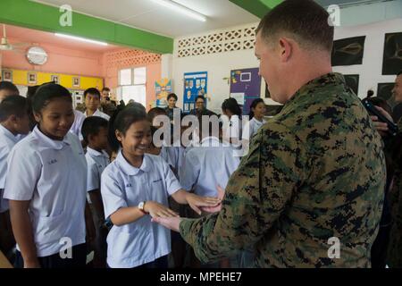 170214-N-GR 361-109 Rayong, Thailand (Feb. 14, 2017) US Marine Staff Sgt. Kirk Ryan spielt ein Spiel mit einem Studenten während eines kulturellen Austausch im Wat Samnak Thon Grundschule als Teil der Übung Cobra Gold 2017. Wie im letzten Jahr, Cobra Gold 2017 betont die Koordination bei den Civic Action, wie humanitäre Hilfe und Katastrophenhilfe, um regionale Kooperation und Zusammenarbeit in diesen wichtigen Bereichen zu erweitern. (U.S. Marine Foto von Mass Communication Specialist 2. Klasse Kaleb R. Heftklammern/Freigegeben) Stockfoto