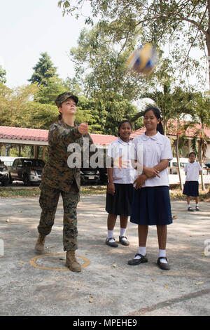 170214-N-GR 361-144 Rayong, Thailand (Feb. 14, 2017) US Marine Lance Cpl. Jaime Gutierrez spielt Volleyball mit Studenten während eines kulturellen Austausch im Wat Samnak Thon Grundschule als Teil der Übung Cobra Gold 2017. Wie im letzten Jahr, Cobra Gold 2017 betont die Koordination bei den Civic Action, wie humanitäre Hilfe und Katastrophenhilfe, um regionale Kooperation und Zusammenarbeit in diesen wichtigen Bereichen zu erweitern. (U.S. Marine Foto von Mass Communication Specialist 2. Klasse Kaleb R. Heftklammern/Freigegeben) Stockfoto