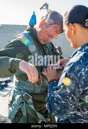 SAN DIEGO (Feb. 9, 2017) - Gary Sinise, ein US-amerikanischer Schauspieler, Regisseur und Musiker, der Fürsprecher für das Militär, erhält für Unterwasser egress Ausbildung bei Aviation Survival Training Center Miramar, Calif. Die Ausbildung war Teil einer größeren Besuch der Marine Corps Air Station Miramar gekleidet. (U.S. Marine Corps Foto von Sgt. Shakima Deprince/Freigegeben) Stockfoto