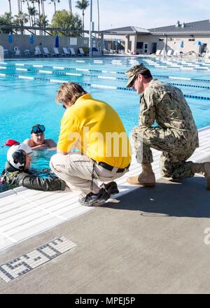 SAN DIEGO (Feb. 9, 2017) - Gary Sinise, ein US-amerikanischer Schauspieler, Regisseur und Musiker, der Fürsprecher für das Militär, erhält Indoktrination auf Wasser Überlebenstraining bei Aviation Survival Training Center Miramar, Calif. Die Ausbildung war Teil einer größeren Besuch der Marine Corps Air Station Miramar. (U.S. Marine Corps Foto von Sgt. Shakima Deprince/Freigegeben) Stockfoto