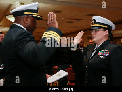 NEWPORT NEWS, Virginia (Feb. 3, 2017) --Chief Warrant Officer Charla Thomason, zugeordnet zu den Pre-Commissioning Unit Gerald R. Ford (CVN 78), rezitiert den Amtseid mit Cmdr. Cass Farrell während Ihrer Inbetriebnahme Zeremonie an der Naval Station Norfolk. Thomason ist seit mehr als 16 Jahren serviert und wird bald berichtet an USS Dwight D. Eisenhower (CVN 69). (U.S. Marine Foto von Mass Communication Specialist 3. Klasse Cathrine Mae O. Campbell) Stockfoto