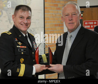 Generalmajor Troy D. Kok, dem kommandierenden General der US-Armee Finden 99th Regional Support Command, Links, ist in der Allentown High School Hall of Fame Feb.17 während einer Zeremonie an der Schule eingesetzt. Kok war für die Halle der Schule des Ruhmes seines ehemaligen Fußball- und Cross-Country-Trainer, Doug Jagd nominiert, Recht, die bei Allentown High School für 39 Jahre unterrichtet. Stockfoto