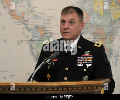 Generalmajor Troy D. Kok, kommandierender General des 99. Regionalen Unterstützungskommandos der US Army Reserve, wurde am 17. Februar in die Allentown High School Hall of Fame aufgenommen. Sein Kommando mit Hauptquartier auf der Joint Base McGuire-Dix-Lakehurst beaufsichtigt 44.000 Soldaten der Army Reserve in 13 nordöstlichen staaten. Die Zeremonie würdigte Koks militärische Karriere und Führung und hob seine Rollen in der Luftfahrt, Army Recruiting und dem 11th Theater Aviation Command hervor, was Jahrzehnte seines Dienstes und seiner Beiträge zur militärischen Bereitschaft widerspiegelt. Stockfoto