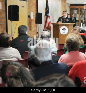 Am 17. Februar wurde Generalmajor Troy D. Kok, kommandierender General des 99th Regional Support Command der US Army Reserve, in die Allentown High School Hall of Fame aufgenommen. Kok kommandiert Operationen der Army Reserve von der Joint Base McGuire-Dix-Lakehurst, die für 44.000 Soldaten in 13 nordöstlichen staaten verantwortlich ist. Seine militärische Führung umfasst Dienste in der Luftfahrt, das 11th Theater Aviation Command und das Army Recruiting Command, das jahrzehntelange Dienste und Beiträge zur nationalen Verteidigung demonstriert. Stockfoto