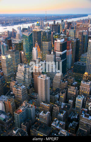 Luftaufnahme über den Times Square, New York bei Sonnenuntergang im Jahr 2007. Stockfoto