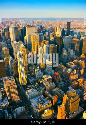 Antenne vertikal Blick auf Midtown East Side vom Empire State Building Top, Manhattan, New York. Sonnenuntergang von einem sauberen, sonnigen Tag mit außergewöhnlichen Vis Stockfoto